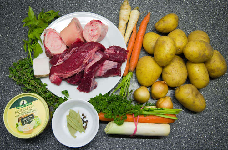 Zutaten für Teichlmauke Rezept: Rindfleisch, Sauerkraut, Majoran, Kartoffeln, Möhre