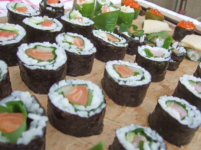 mal außen herum, mal als Füllung: Bärlauch Sushi