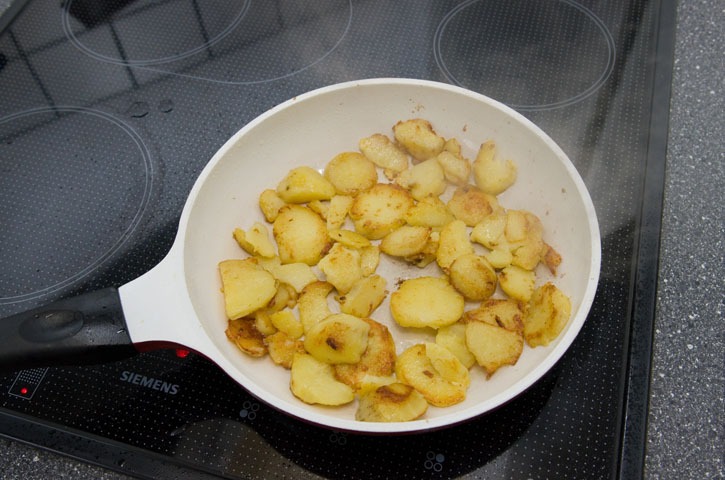 goldgelb gebratene Kartoffeln für ein Bauernfrühstück