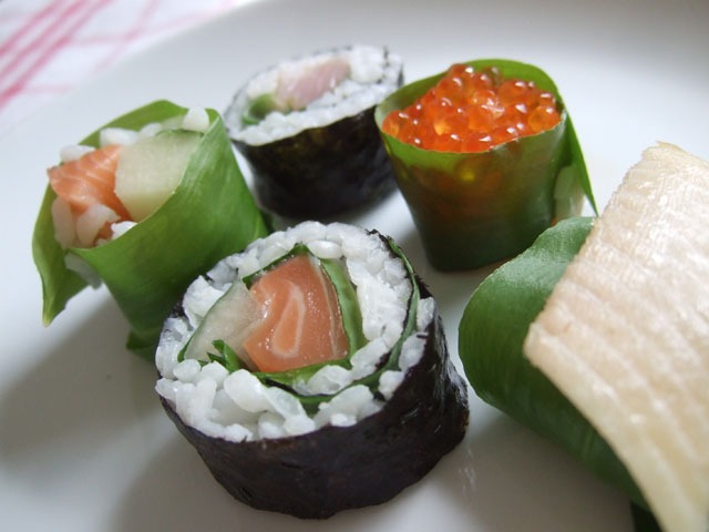verschiedene Sushi Sorten mit Bärlauch