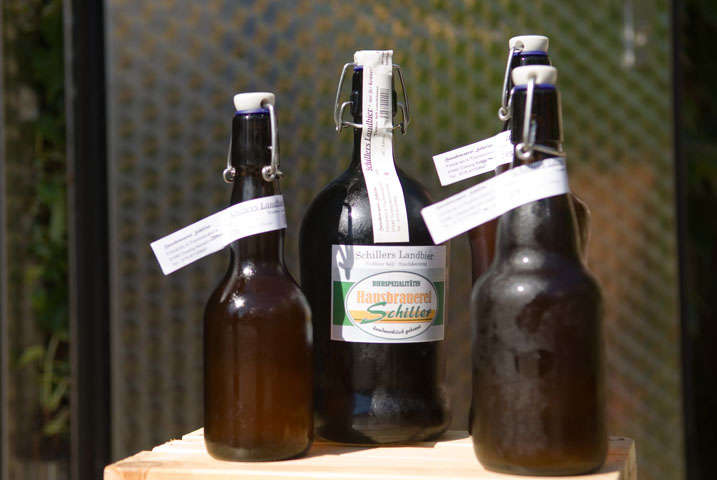 unfiltriertes Bier in Bügelflaschen aus der Hausbrauerei Schiller Coswig bei Dresden