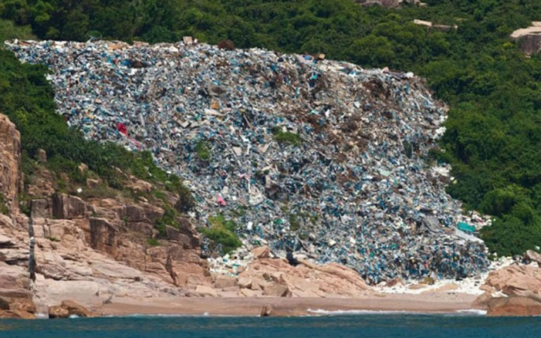 Müllberg an der Küste von Hong Kong