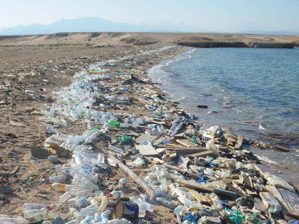 Kunststoff Verpackung Müll am Strand in Ägypten