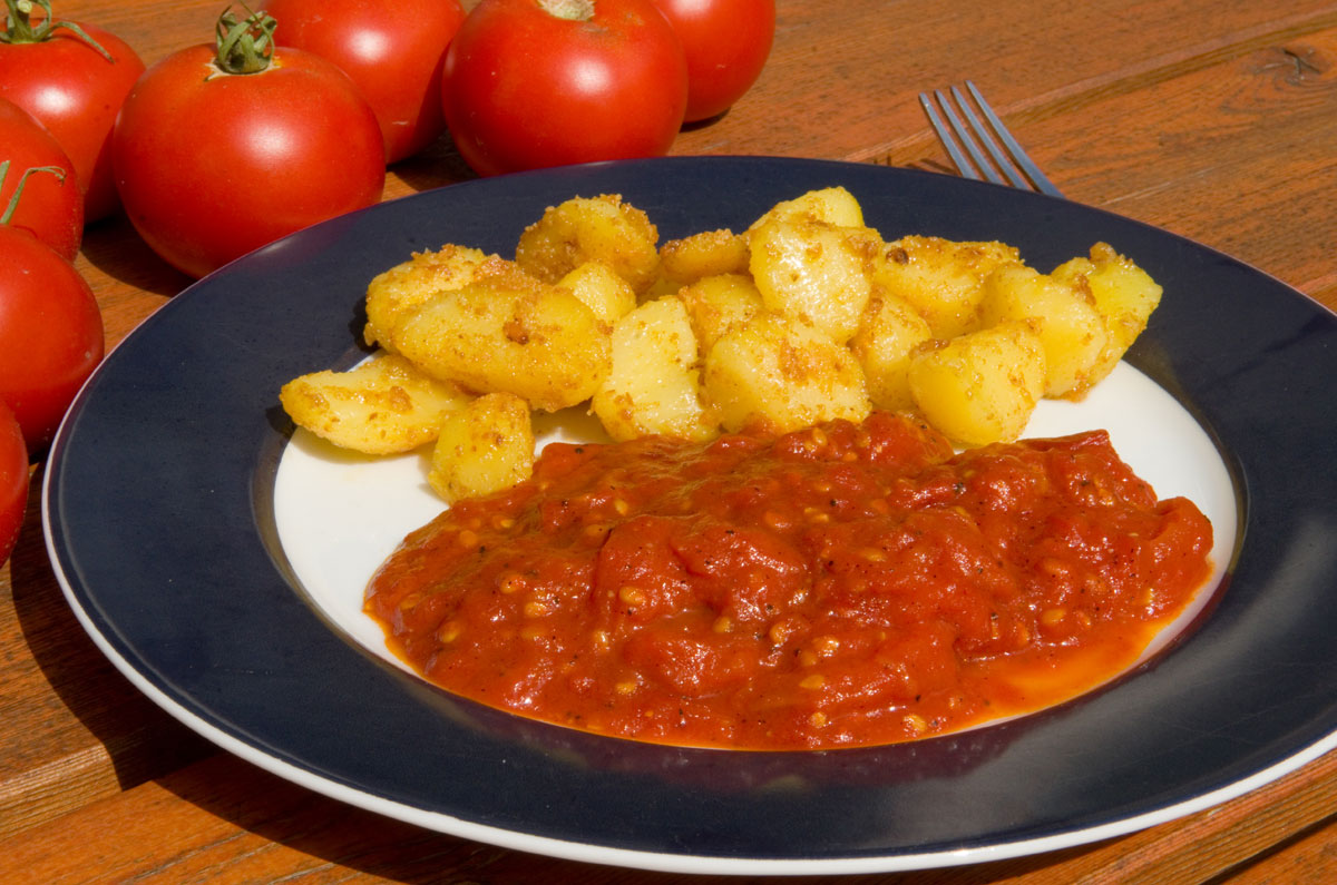 Portion Schmor-Tomaten mit gebratenen Butterkartoffeln 