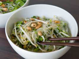 Schüssel mit Vietnamesischem Glasnudelsalat mit frischen Kräutern und Erdnüssen