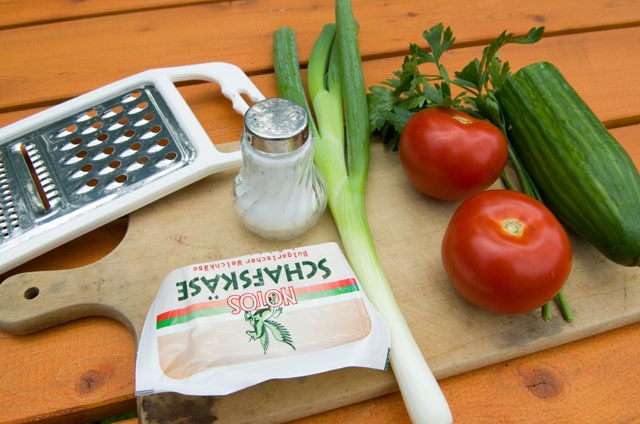 original bulgarisches Schopskasalat Rezept: Zutaten für 2 Portionen: Gurke, Tomaten, Zwiebel, Schafskäse, Petersilie