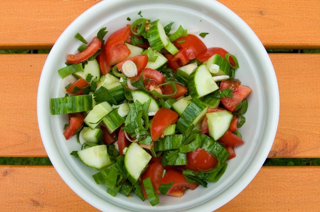 beim Schopskasalat werden Tomate und Gurke nur grob zerschnitten.