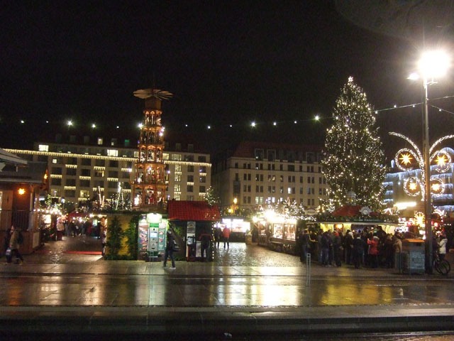 Eingang zum 582. Striezelmarkt in Dresden