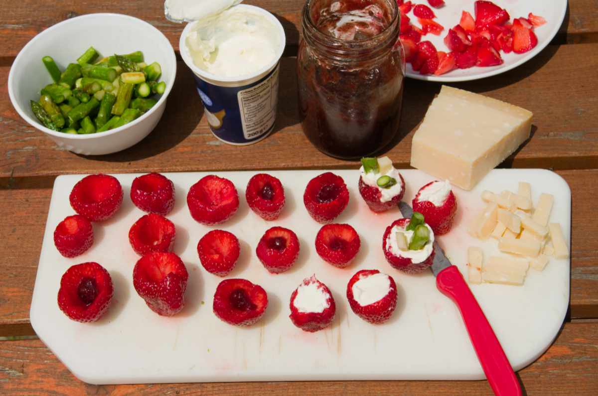 Erdbeeren gefüllt mit Spargel, Parmesan, Rucola - schmeckt Hier