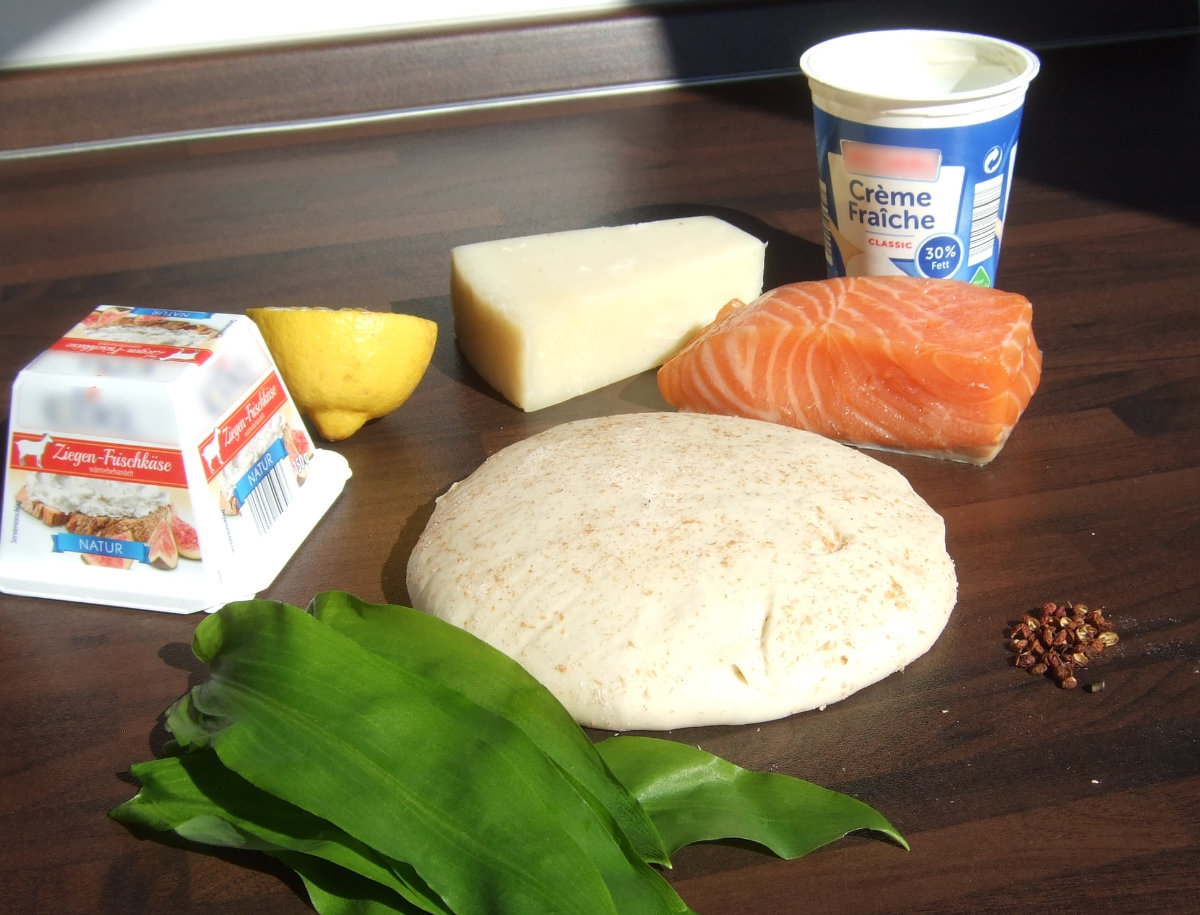 Zutaten für eine Bärlauch Lachs Ziegenfrischkäse Pizza in der Frühlingssonne