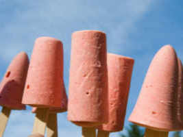 selbst gemachtes Erdbeer-Eis am Stiel
