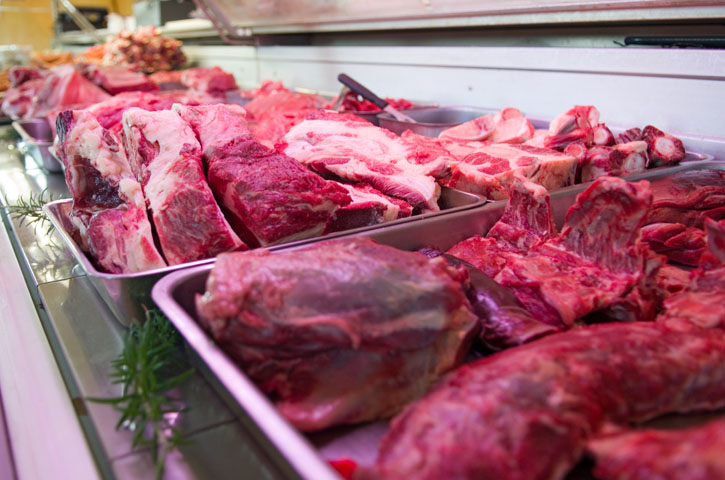 Angus- Rind, Schweinefleisch, Wildfleisch in der Kühltheke in Niederau bei Dresden