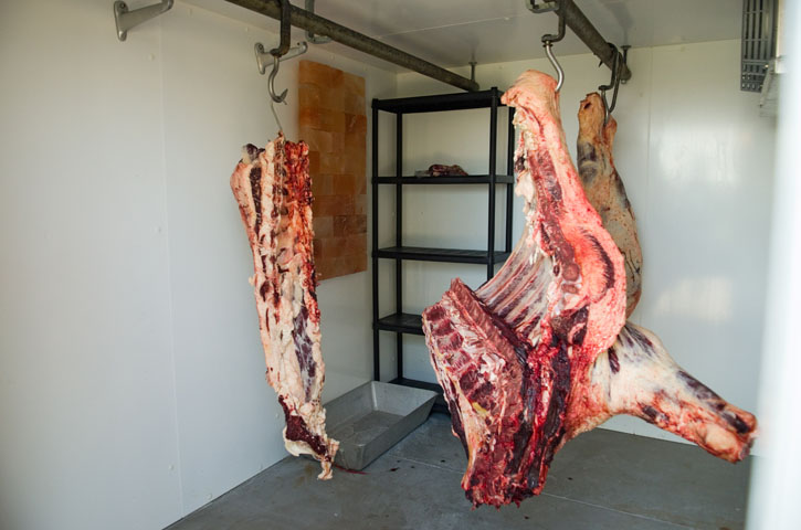 Kühlzelle für das Abhängen des Fleisches auf dem Bauernhof in Niederau bei Dresden