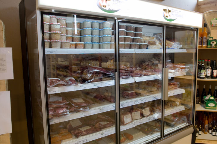 Kühlschrank mit Rindfleisch, Wurst, Schinken Speck von Angus, Simmentaler in Hofladen Grumbach 