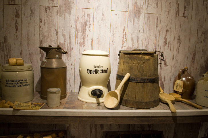 historische Senfbehälter im Museum