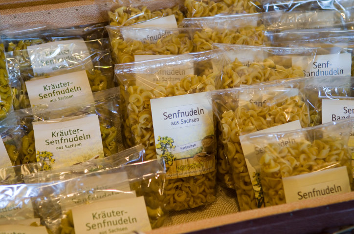 Überall wird Senf zugegeben: Nudeln mit Senf in der Senfmühle Essig-Schneider