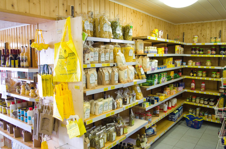 regionale Produkte: Mehl, Teigwaren, Konserven im Hofladen